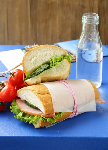 Sanduíches de lanche (panini) com legumes e presunto — Fotografia de Stock