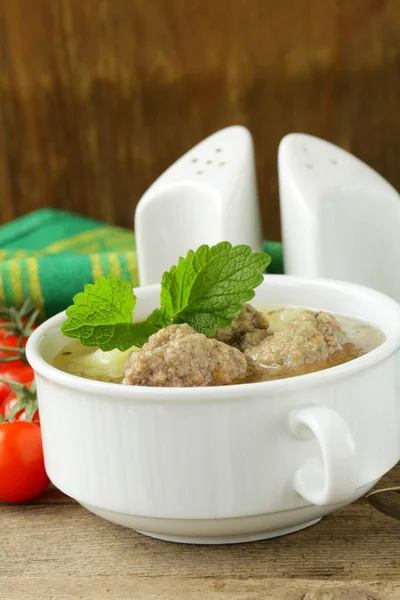 Sopa com almôndegas e legumes em tigela branca — Fotografia de Stock