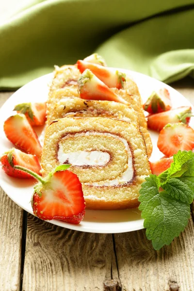 Rolada tort z kremem i truskawkami — Zdjęcie stockowe