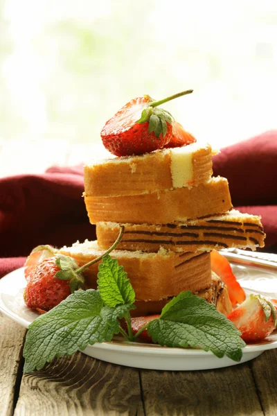 Gâteau roulade à la crème et aux fraises — Photo
