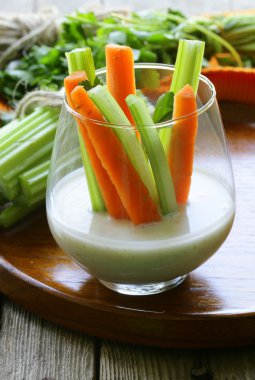 havuç ve kereviz daldırma cam şişeler