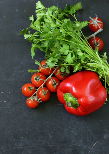 신선한 야채 (토마토, 버섯, 고추, 오이) 칠판에 정 — 스톡 사진