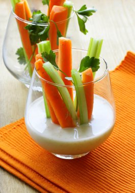 havuç ve kereviz daldırma cam şişeler