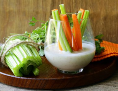 havuç ve kereviz daldırma cam şişeler