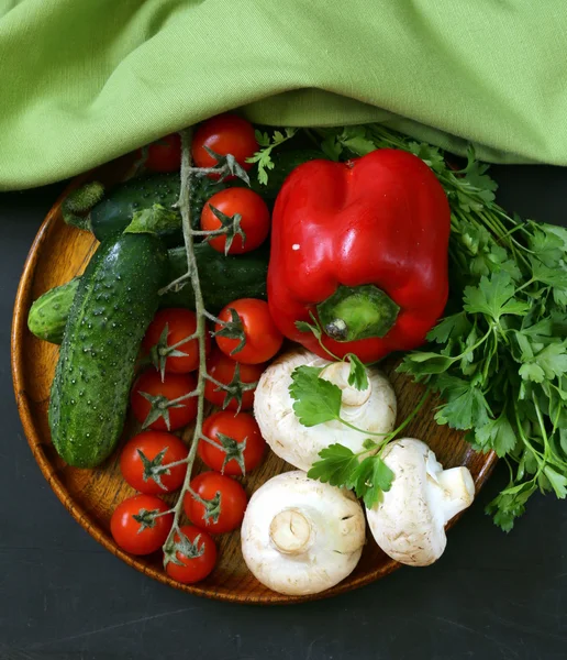 Натюрморт свежих овощей (помидоры, грибы, перец, огурцы) на доске — стоковое фото