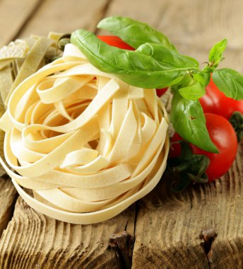 makarna ahşap bir masa üzerine türleri