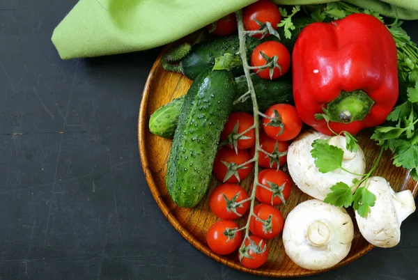 Naturaleza muerta de las verduras frescas (tomates, setas, pimientos, pepinos) en la pizarra —  Fotos de Stock