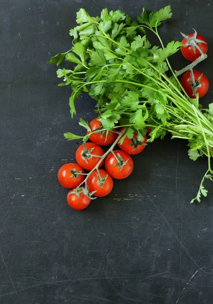 Naturaleza muerta de las verduras frescas (tomates, setas, pimientos, pepinos) en la pizarra —  Fotos de Stock