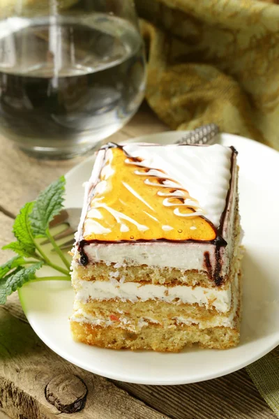 Pedaço de bolo de esponja com creme de caramelo — Fotografia de Stock