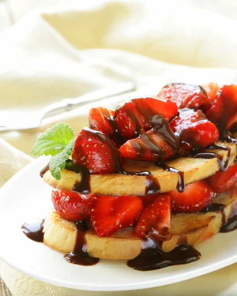 Strawberry millefeuille with chocolate sauce — Stock Photo, Image