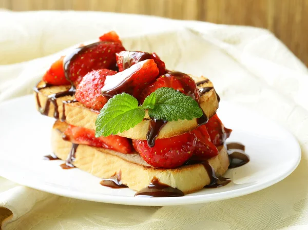 Millefeuille aux fraises avec sauce au chocolat — Photo