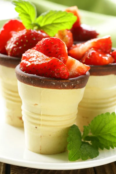 Tasses de gaufrettes avec salade de fraises - un excellent dessert — Photo