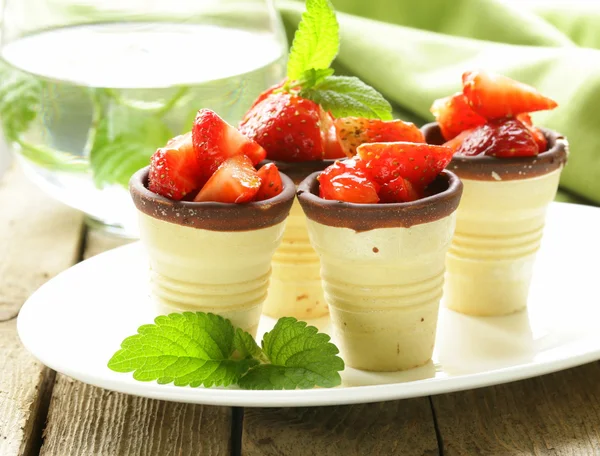 Tasses de gaufrettes avec salade de fraises - un excellent dessert — Photo