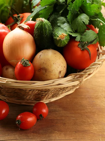 Verduras frescas e ervas misturam-se em uma cesta de vime — Fotografia de Stock