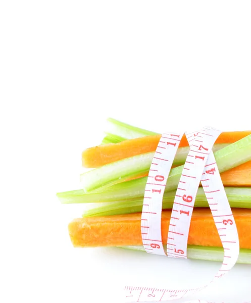 Zanahorias, apio verde, cinta métrica sobre un fondo blanco —  Fotos de Stock