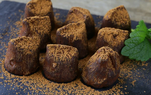 Шоколадный трюфель с какао и мятой — стоковое фото