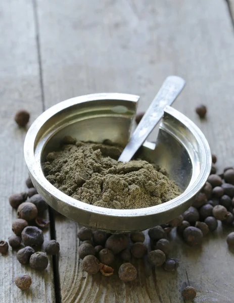 Gemalen zwarte peper op een houten tafel — Stockfoto