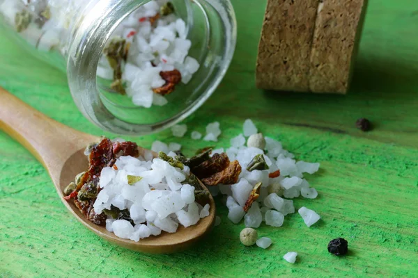 Aromatiska salt med kryddor och örter — Stockfoto