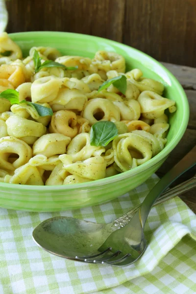 Italian tortellini with basil and olive oil — Stock Photo, Image