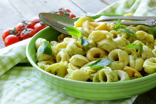 Tortellini italiano com manjericão e azeite — Fotografia de Stock