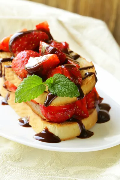 Strawberry millefeuille with chocolate sauce — Stock Photo, Image