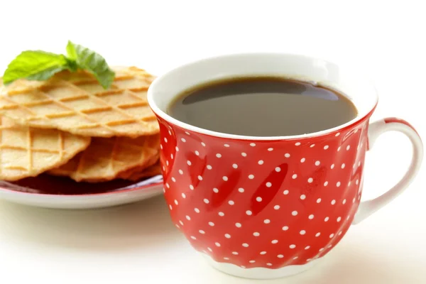 Rote Tasse Kaffee zum Frühstück — Stockfoto