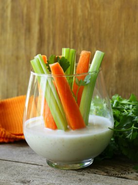 havuç ve kereviz daldırma cam şişeler