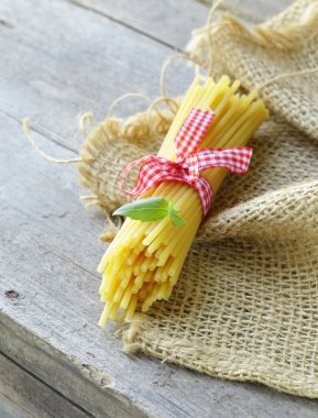 İtalyan natürmort - makarna ahşap bir masa üzerine