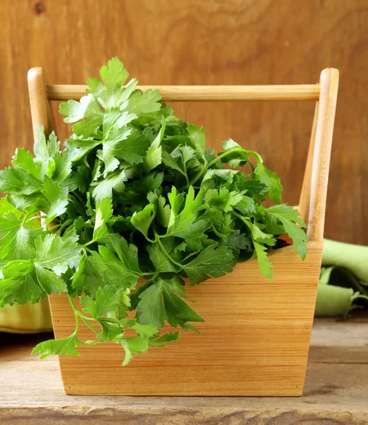 Зеленая, органическая петрушка на деревянном столе — стоковое фото