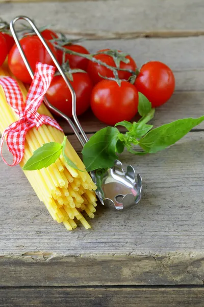Italian still life - pasta, tomato and basil, healthy food — Stock Photo, Image