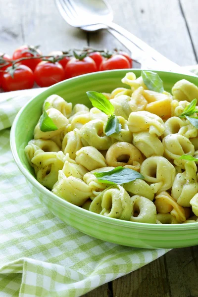 Italian tortellini with basil and olive oil — Stock Photo, Image