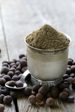 ahşap bir masa üzerine karabiber