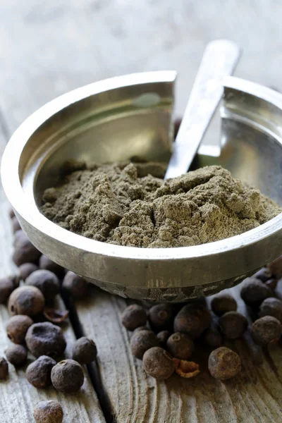 Gemalen zwarte peper op een houten tafel — Stockfoto