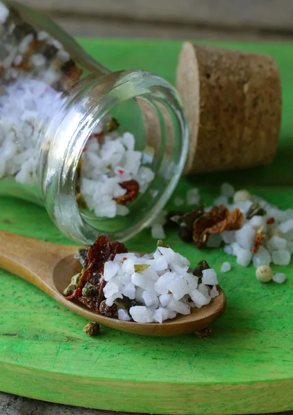 Aromatisches Salz mit Gewürzen und Kräutern — Stockfoto