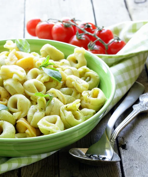 Italian tortellini with basil and olive oil — Stock Photo, Image