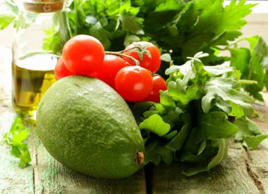 Natürmort otlar ve taze sebzeler (avokado, domates) zeytinyağı