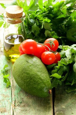 Natürmort otlar ve taze sebzeler (avokado, domates) zeytinyağı