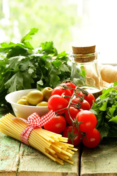 Masih hidup zaitun, herbal, tomat ceri dan pasta Italia — Stok Foto