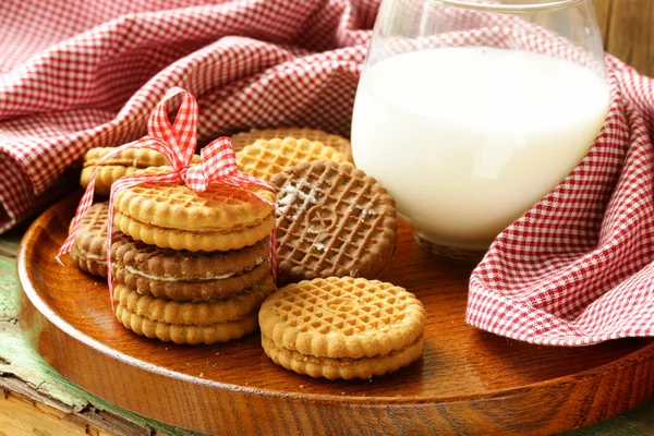 Hausgemachte Kekse (Sandwich) mit Milch auf einem Holztisch — Stockfoto