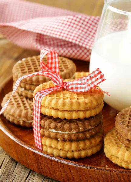 Zelfgemaakte koekjes (boterham) met melk op een houten tafel — Stockfoto