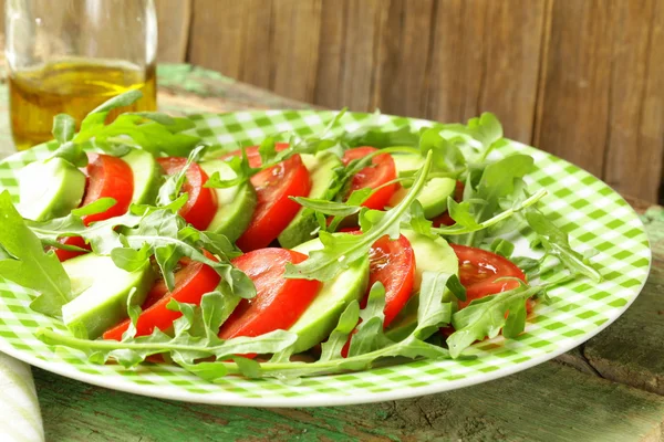 Салат из авокадо с рукколой, помидорами и оливковым маслом — стоковое фото