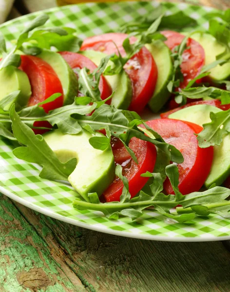 Avokado sallad med ruccola, tomat och olivolja — Stockfoto