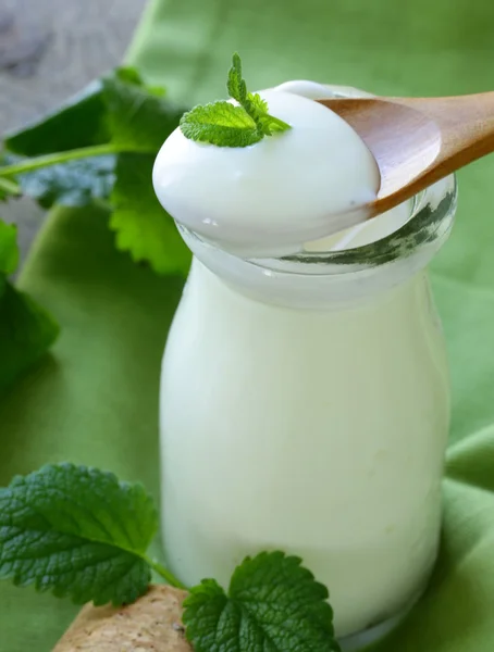 Prodotti lattiero-caseari (yogurt, panna acida) in un barattolo di vetro — Foto Stock