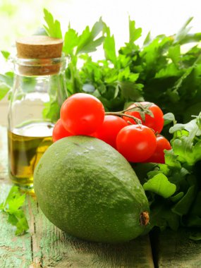 Natürmort otlar ve taze sebzeler (avokado, domates) zeytinyağı