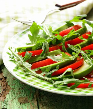 roka, domates, zeytin yağı ile Avokado salatası