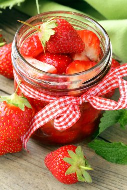 bir kavanoz ve masanın üzerine taze çilek Çilek Reçeli