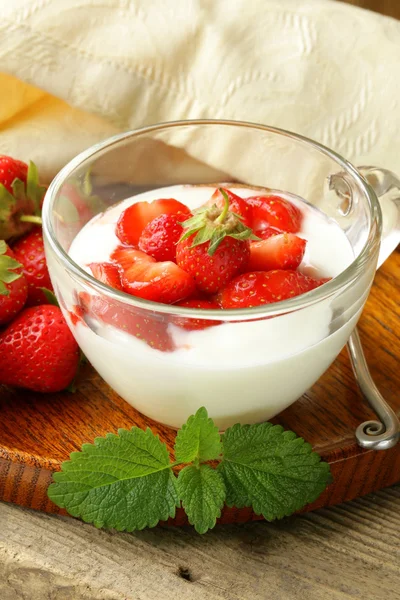 Dolce da latte - yogurt con fragole fresche in un bicchiere — Foto Stock