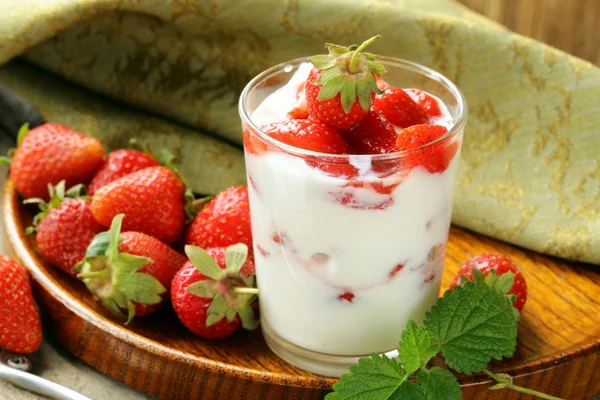 El postre lácteo - el yogurt con las fresas frescas en el vaso — Foto de Stock