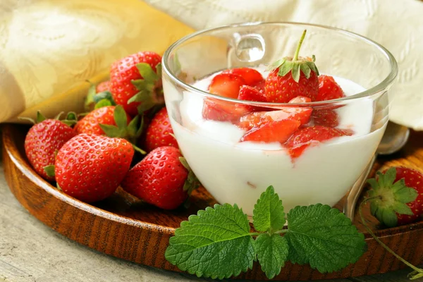El postre lácteo - el yogurt con las fresas frescas en el vaso —  Fotos de Stock
