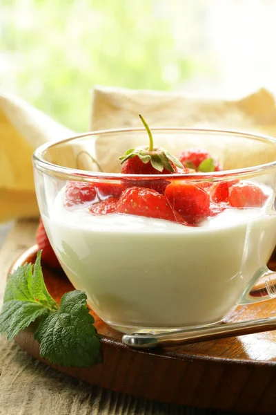 El postre lácteo - el yogurt con las fresas frescas en el vaso —  Fotos de Stock